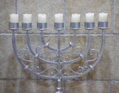 Gümüş bir Menorah görünümü