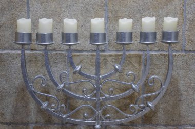 Gümüş bir Menorah görünümü