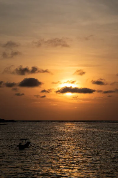 Coucher de soleil orange foncé sur la plage avec un bateau à Bali — Photo