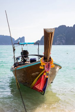 Phi Phi 'de kumsalda bir orman teknesinin görüntüsü.
