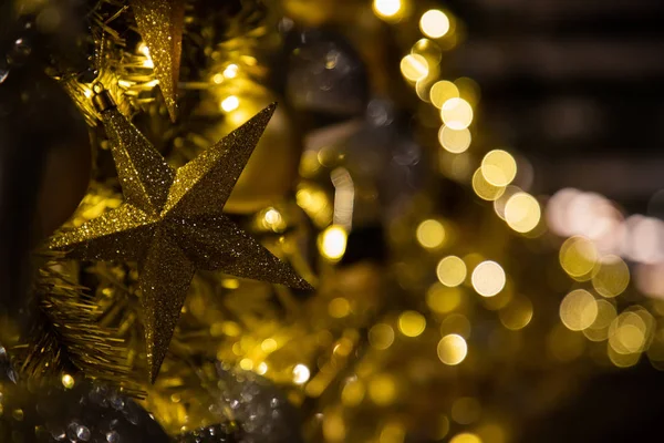 Close up de decoração dourada de Natal com brilhos e faróis — Fotografia de Stock