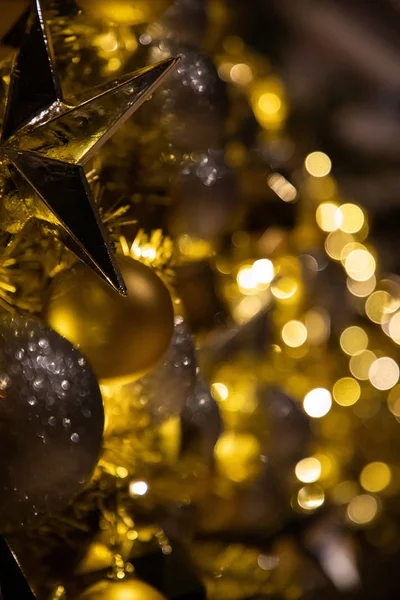 Noel süslerini ışıltı ve aydınlatmalarla kapatın.