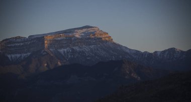 Gün batımında karlı kafkas dağı