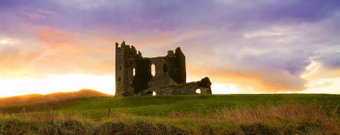 Ballycarbery Castle, Cahersiveen, County Kerry, İrlanda'ya 3 km mesafede yer almaktadır. . 