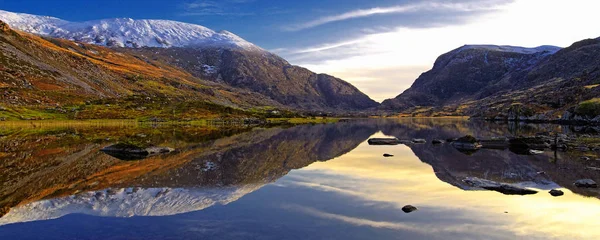 Gap Dunloe, Co.Kerry, İrlanda Auger Gölü durgun sularda yansıyan