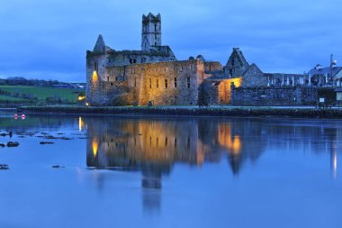 Timealogue Abbey, Co.Cork, İrlanda, alacakaranlıkta Courtmacsherry Bay durgun sularda yansıyan