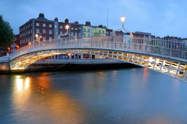 Halfpenny Köprüsü Geçerken Liffey Nehri, Dublin, İrlanda