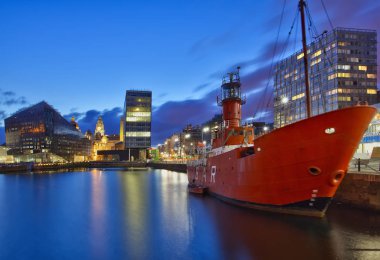 Gece kırmızı gemi ile Liverpool Dock