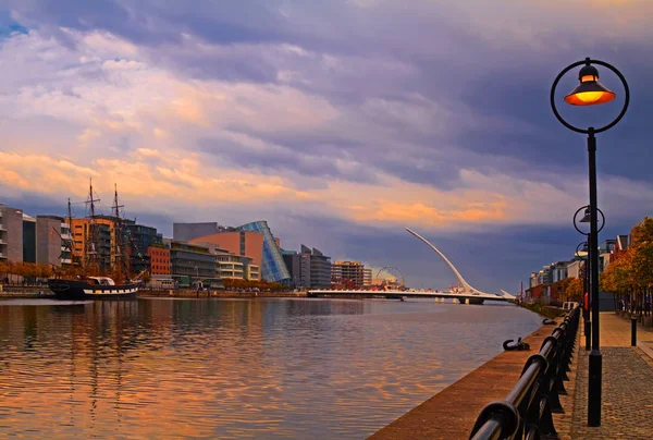 Samuel Beckett Bridge Crossing River Liffey Dublin Írország — Stock Fotó