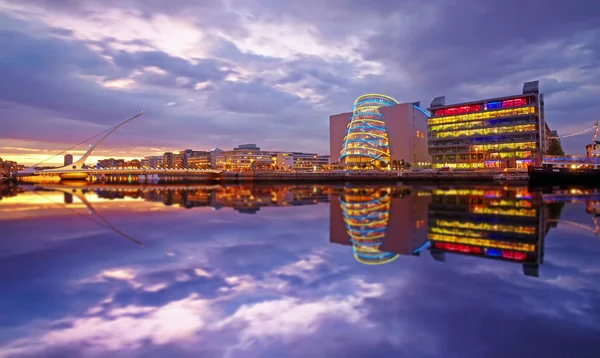 Convention Centre Och Samuel Beckett Bridge Återspeglas River Liffey Dublin — Stockfoto