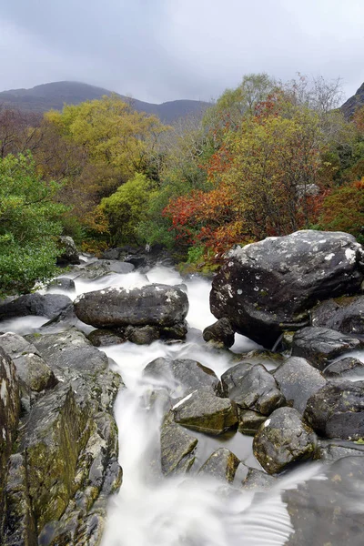 Umgeben Von Herbstlichen Farben Fließt Der Fluss Getarhameen Durch Die — Stockfoto