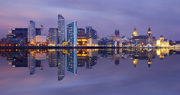 Liverpool Waterfront Gereflecteerd Rivier Mersey — Stockfoto