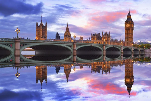 Elizabeth Kulesi Westminster Sarayı Westminister Köprüsü Thames Nehri Yansıdı — Stok fotoğraf