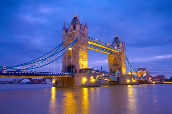 Tower Bridge Londra Alacakaranlıkta — Stok fotoğraf