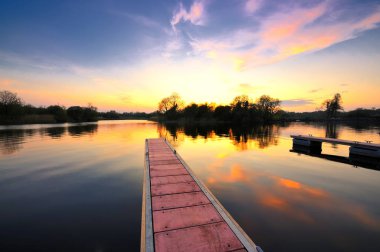 Rooskey, Co.Roscommon, İrlanda'da Shannon'da gün batımı