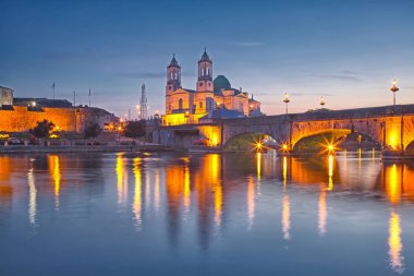 Athlone İrlanda Lough Ree güney kıyısında Shannon Nehri üzerinde bir kasabadır. Athlone roscommon ve Westmeath ilçelerinin sınırında. 