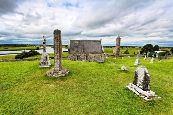 Clonmacnoise Shannonbridge yakınlarındaki eski bir manastır sitesi, County Offaly, İrlanda