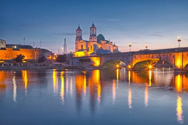 Athlone İrlanda Lough Ree güney kıyısında Shannon Nehri üzerinde bir kasabadır. Athlone roscommon ve Westmeath ilçelerinin sınırında. 