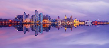 Mersey Nehri'ne yansıyan Liverpool rıhtımının panoramik manzarası