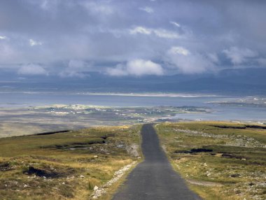 County Mayo Achill Adası'nda yol 