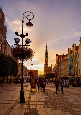 gün batımı arka plan, Gadnsk üzerinde eski şehir görünümü