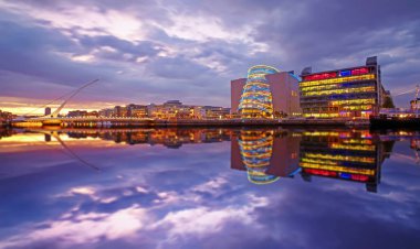 Kongre Merkezi ve Samuel Beckett Köprüsü Liffey Nehri'ne yansıdı, Dublin, İrlanda