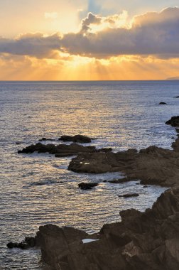 İrlanda'nın Batı Kıyısındaki Achill Adası'ndan Atlantik Okyanusu üzerinde batan güneşin görünümü  