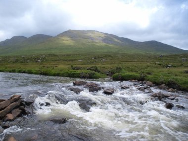 arka planda Sheffery dağları ile Erriff nehri görünümü, Mayo, İrlanda 