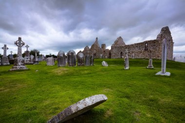 Shannonbridge yakınlarındaki Clonmacnoise antik manastır yeri görünümü, İrlanda