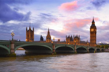 Palace of Westminster, Big Ben ve Westminster Köprüsü aydınlatma sının alacakaranlık manzarası 