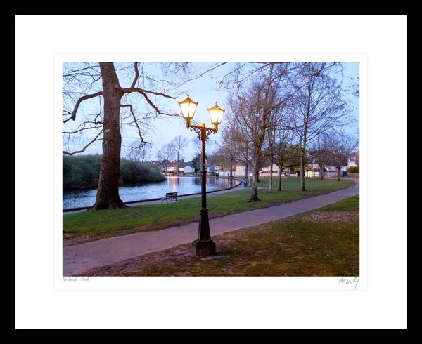 Beira Mar Com Caminho Iluminado Longo Rio Lough — Fotografia de Stock