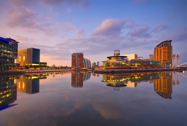 gün batımı arka plan üzerinde Salford Quays Manchester görünümü 