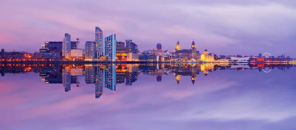 Panoramiczny Widok Nabrzeże Liverpoolu Odzwierciedlenie Rzece Mersey — Zdjęcie stockowe
