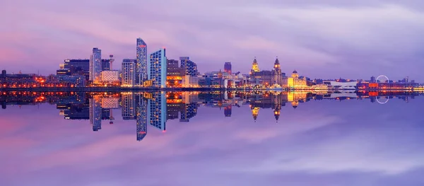 Mersey Nehri'ne yansıyan Liverpool rıhtımının panoramik manzarası
