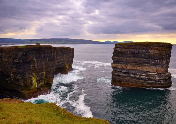 Downpatrick Cabeça Mar Pilhas Fundo Céu Nublado — Fotografia de Stock