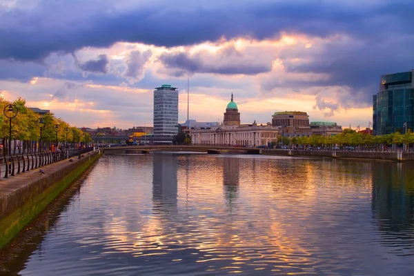 Río Liffey Sobre Fondo Del Atardecer Dublín Irlanda —  Fotos de Stock