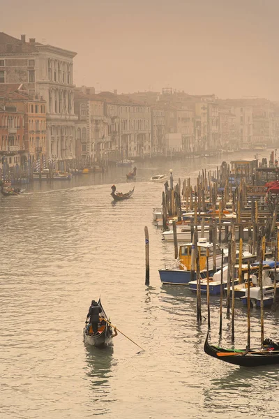 Widok Turystów Pływających Gondoli Przez Kanał Wenecji Włochy — Zdjęcie stockowe