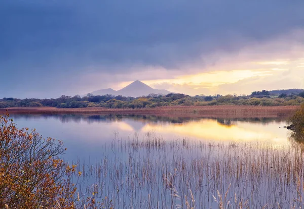 Wschód Słońca Lough Lannagh Croagh Patrick Mountain Tle Irlandia — Zdjęcie stockowe