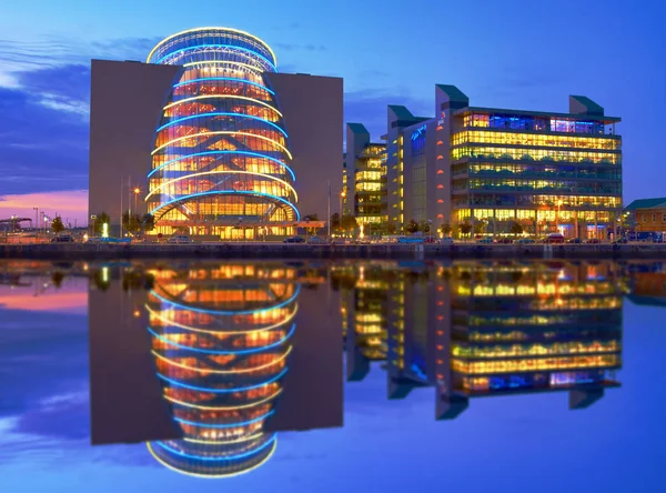 Centro Convenções Reflectido River Liffey Dublin Irlanda — Fotografia de Stock