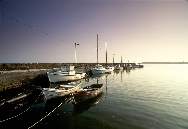 Vista Del Muelle Murrisk Con Barcos Amarrados Mayo Irlanda Imagen de archivo