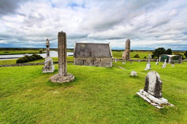 Shannonbridge yakınlarındaki Clonmacnoise antik manastır yeri görünümü, İrlanda
