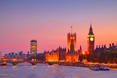 Palace of Westminster, Big Ben ve Westminster Köprüsü aydınlatma sının alacakaranlık manzarası 