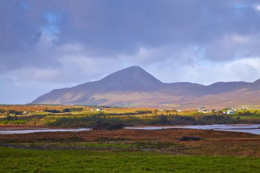 Arka planda Croagh Patrick ile Co.Mayo manzara