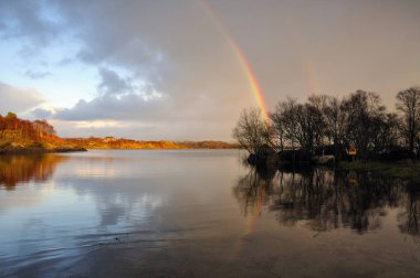 Mayo Lough Cullin gölü üzerinde gökkuşağı, İrlanda