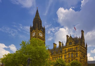 mavi gökyüzü arka plan üzerinde Manchester Town Hall görünümü