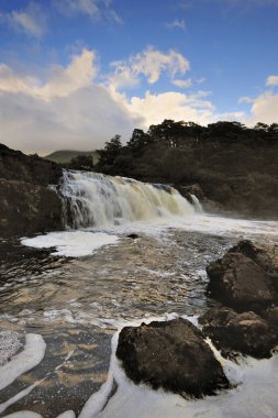 Aasleagh Şelaleleri, Mayo, İrlanda üzerinde akşam ışık görünümü