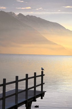 Garda Gölü kuzey kıyılarında huzurlu sabah, İtalya