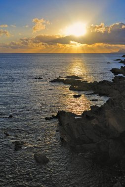 İrlanda'nın Batı Kıyısındaki Achill Adası'ndan Atlantik Okyanusu üzerinde batan güneşin görünümü  