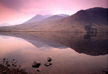 County Mayo'daki Doo Lough gölü, İrlanda 