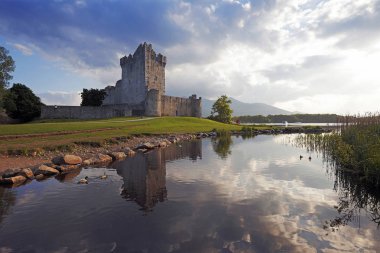 Lough Leane kıyısında Ross Kalesi, Killarney Milli Parkı